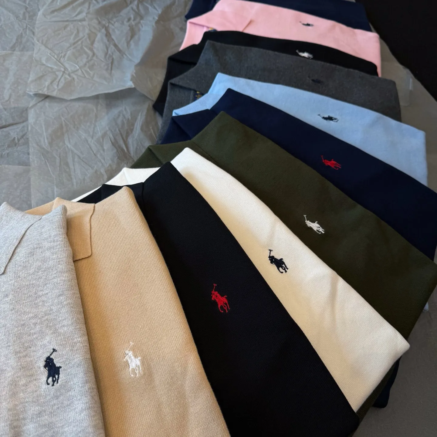 P206 Style number: R07 Ralph Lauren knitted pony embroidered lapel polo shirt three-button pullover open-chested long-sleeved sweater Official website synchronization Same style for men and women Size: S-XL Color: White Blue Gray Dark Gray Khaki Army Green Navy White Label Navy Blue Red Label Black Red Label Black White Label Pink Size: S M L XL Bust: 106/110/114/118 Length: 67/69/71/73 Shoulder width: 41/42/44/45